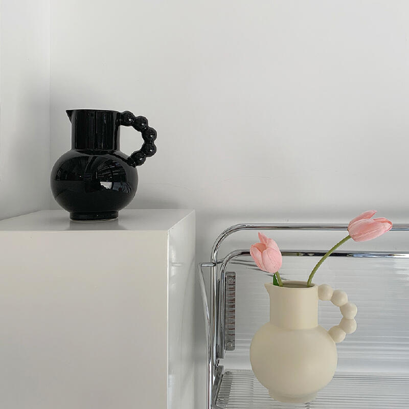3design monochrome circle handle vase