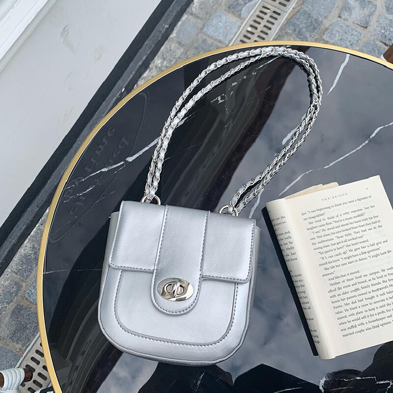 square chain shoulder bag