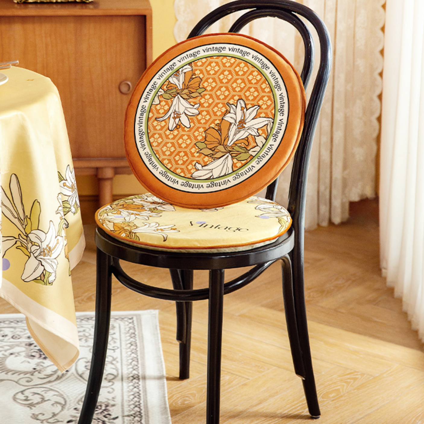 2design vintage lily round cushion