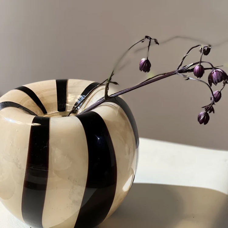 monotone border apple vase