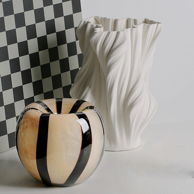 monotone border apple vase
